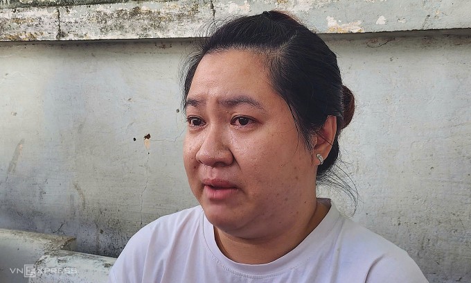 Chị Nguyệt Ánh kể cuộc gọi cầu cứu của chị gái và lúc chứng kiến căn nhà cháy đỏ rực. Ảnh: Đình Văn