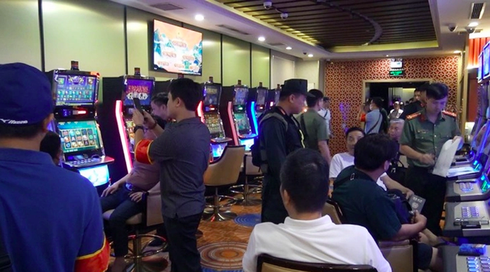 Bên trong câu lạc bộ đánh bạc thời điểm bị cảnh sát bắt quả tang. Ảnh: X.Mai