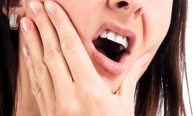 Khi răng số 8 bắt đầu nhú, phần mô nướu sẽ có hiện tượng tách ra. Đây là thời điểm tương đối thuận lợi để vi khuẩn thông qua các mô mở mà tấn công vào bên trong gây tình trạng đau nhức, sưng viêm. Ảnh minh họa: Internet