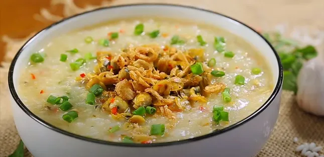 Trong những ngày đầu sau khi nhổ răng số 8, vết thương còn hở, do đó cách tốt nhất là bạn nên chọn những thức ăn mềm lỏng, dễ nuốt như cháo hoặc súp. Ảnh minh họa: Internet