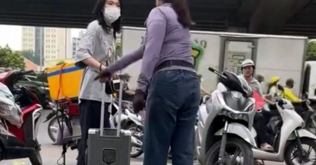 Danh tính nữ chủ quán trà đá đuổi cô gái đứng c...