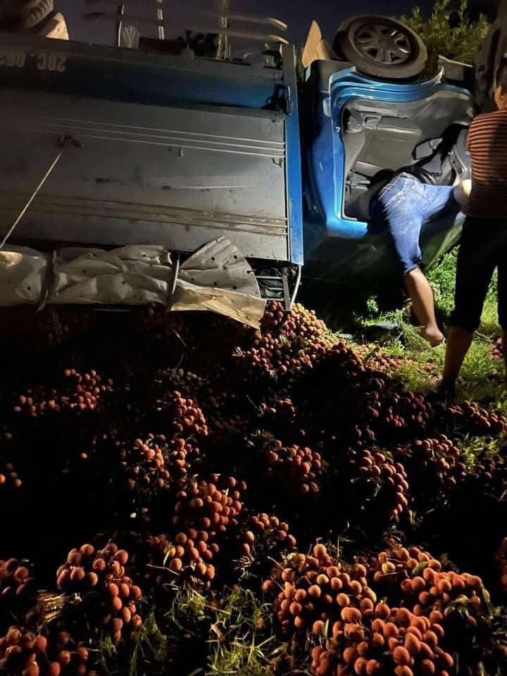 Tài xế chất vải ven đường để sửa xe bị lật, người dân tưởng &#39;hàng bỏ&#39; thi nhau lấy - 3