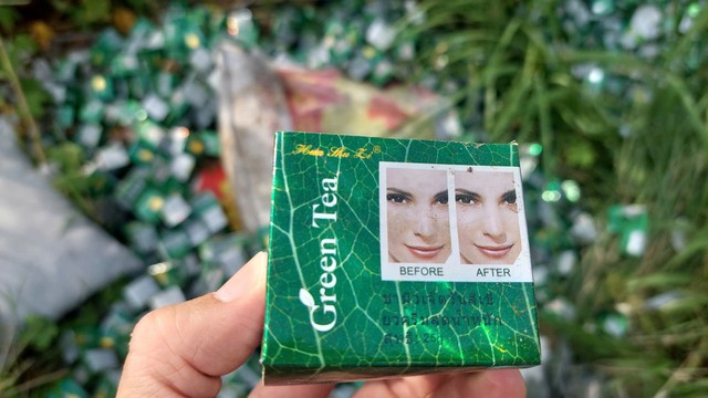 Mỹ phẩm nhãn hiệu Green Tea Hua Shu Li bị vứt ở lề đường.