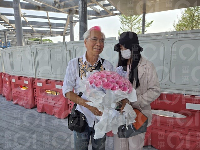 Lý Long Cơ tặng hoa cho bạn gái. Ảnh: HK01