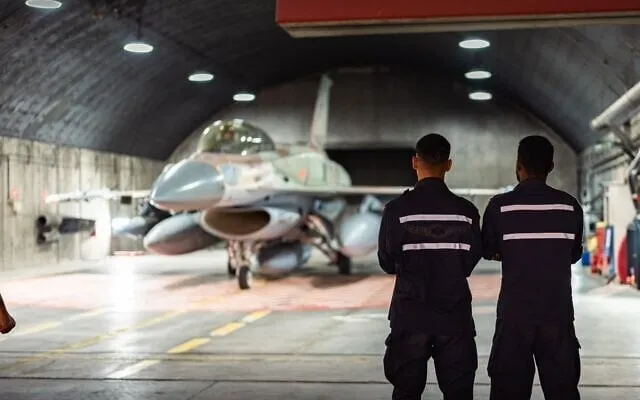 Lực lượng Không quân Israel chuẩn bị chiến đấu cơ vào tối 6-7 để không kích các mục tiêu của lực lượng Houthis tại Yemen vào rạng sáng 7-7. Ảnh: LỰC LƯỢNG PHÒNG VỆ ISRAEL