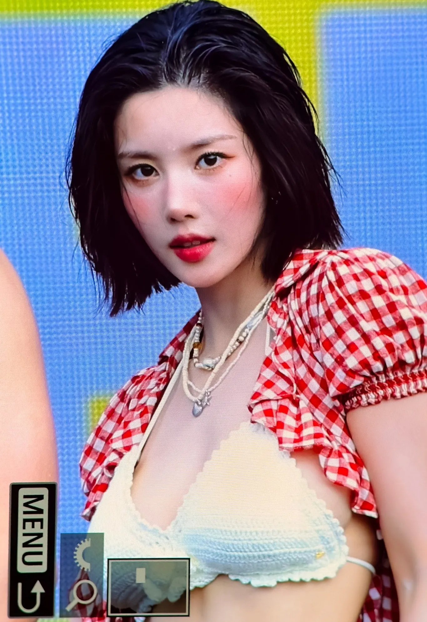 Nhiều người ủng hộ nữ Kwon Eun Bi, cho rằng trang phục của cô phù hợp với không khí và chủ đề của lễ hội. Nữ ca sĩ thể hiện sự tươi tắn, tự tin, mặc đồ gợi cảm nhưng không tạo cảm giác rẻ tiền.