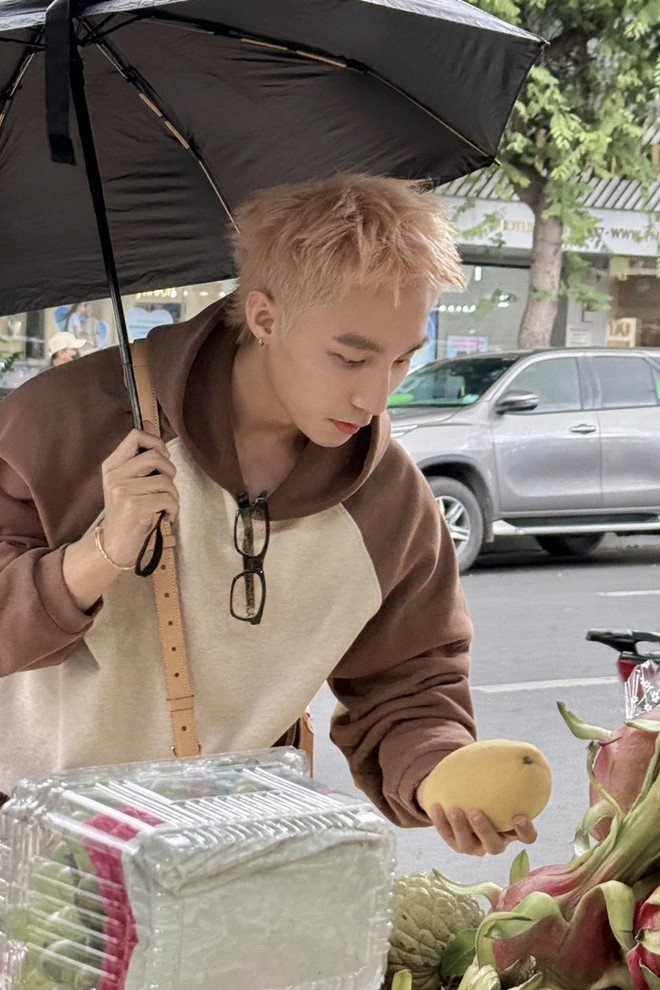 Những lúc nghỉ ngơi, nam ca sĩ lại chọn phong cách tối giản với áo sơ mi xanh da trời, ngồi ngắm biển với ly rượu vang, vừa sang trọng vẫn lãng mạn. Khả năng chuyển đổi phong cách linh hoạt này chính là một trong những yếu tố giúp Sơn Tùng duy trì sức hút với nhiều thế hệ khán giả.