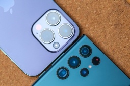 Vì sao điện thoại Apple, Samsung đến nay vẫn không tăng dung lượng pin?
