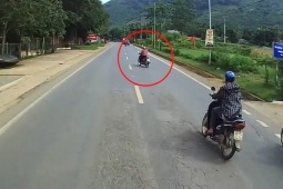 Clip: Ninja sang đường như chốn không người, tài xế ô tô bẻ lái xuất thần
