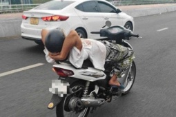 Đà Nẵng: Xử lý người đàn ông điều khiển xe máy thả hai tay, nằm ngửa trên đường phố