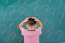 Cậu bé bị chậm phát triển chiều cao do hít khói thuốc của cha