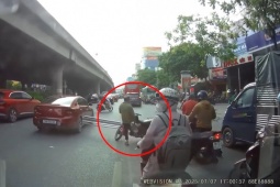 Clip: Xe máy chở sắt dài va chạm liên hoàn với hai ô tô khiến ai nấy thót tim