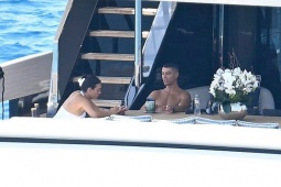 Lộ hình ảnh Ronaldo  &  bạn gái trên du thuyền sang trọng, giữa ồn ào không đến viếng Jota