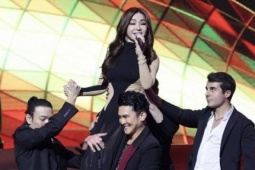 Đời sống Showbiz - Mỹ nhân nhan sắc “đóng băng” 47 tuổi mới lấy chồng rồi tốn 8 tỷ để ly hôn, U70 được trai trẻ ùn ùn theo đuổi