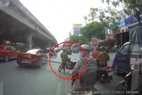 Clip: Xe máy chở sắt dài va chạm liên hoàn với hai ô tô khiến ai nấy thót tim