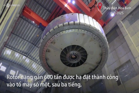 Lắp rotor gần 600 tấn tại nhà máy thủy điện Hòa Bình mở rộng
