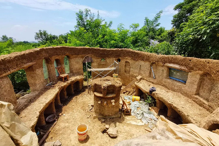 Nhưng điều đặc biệt là họ không làm một mình. Sau một thời gian mày mò nghiên cứu và tham gia các hội nhóm, có rất nhiều tình nguyện viên ở khắp nơi trên thế giới đã tới Hồ Bắc để giúp họ xây nhà.
