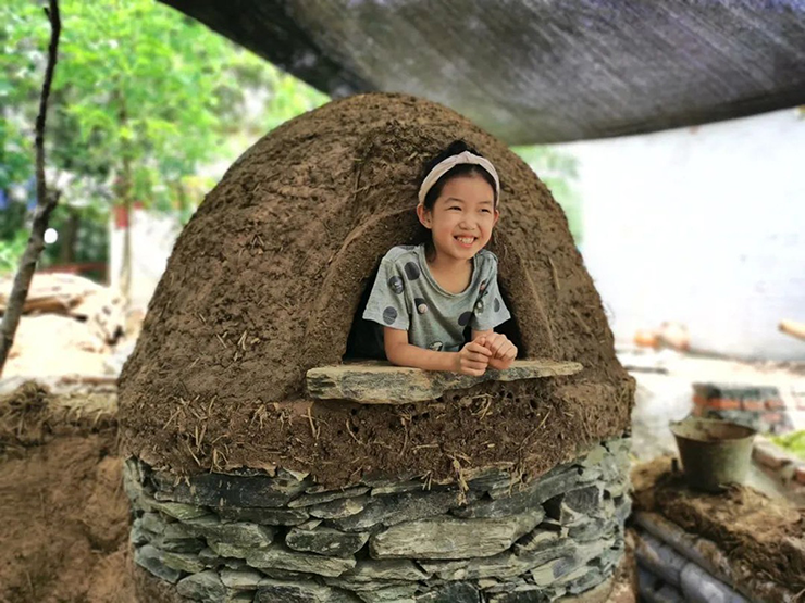 Với sự góp sức của cộng đồng, cơ ngơi của Kiếm Ba đã có thêm&nbsp;lớp học, nhà vệ sinh sinh thái, phòng tắm hơi... Nơi đây dần trở thành điểm đến trải nghiệm của kiến trúc sư, nhà thiết kế, giáo viên…&nbsp;

