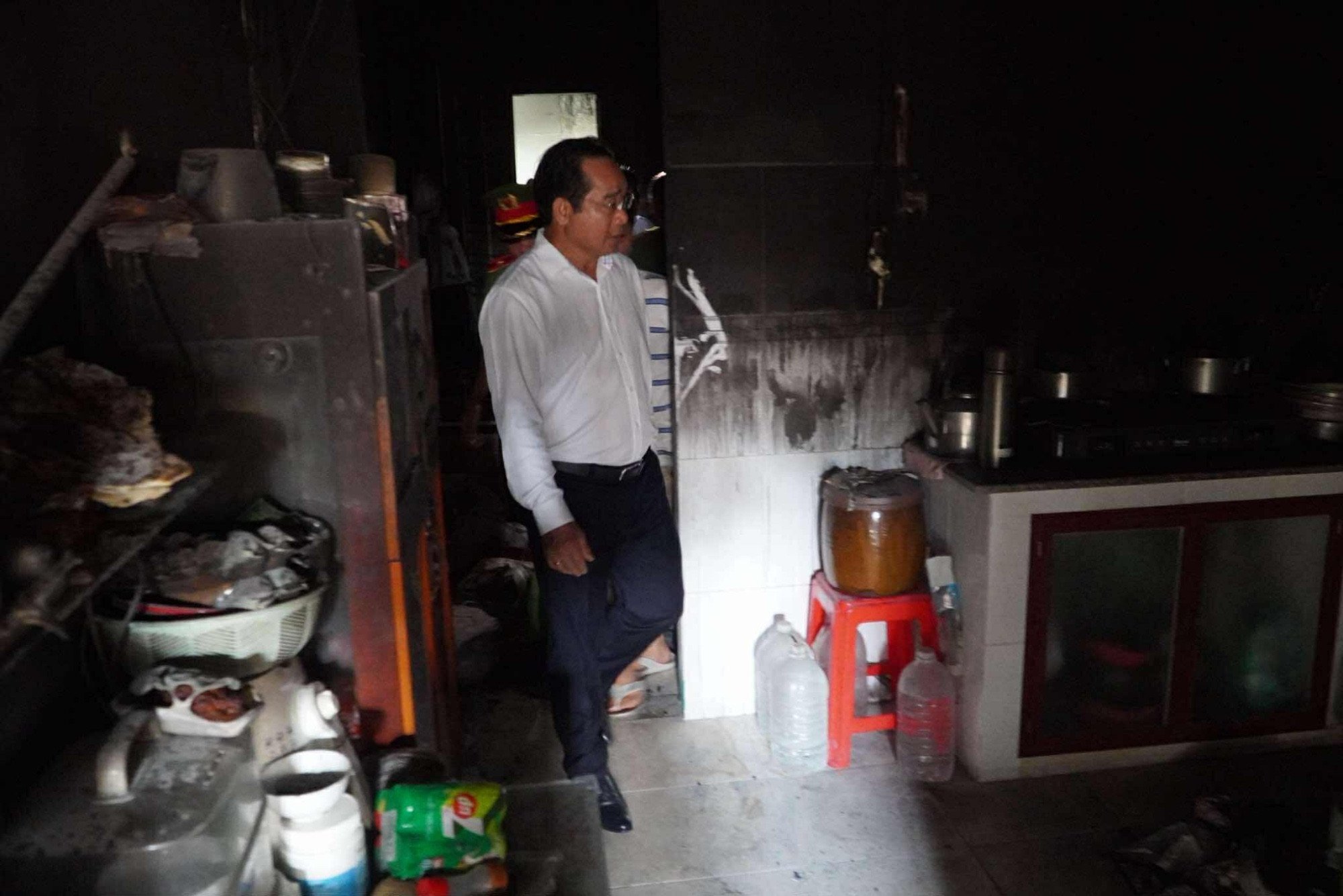 Bên trong hiện trường vụ cháy 8 người tử vong: Ô tô trơ khung, cửa sắt biến dạng - 8