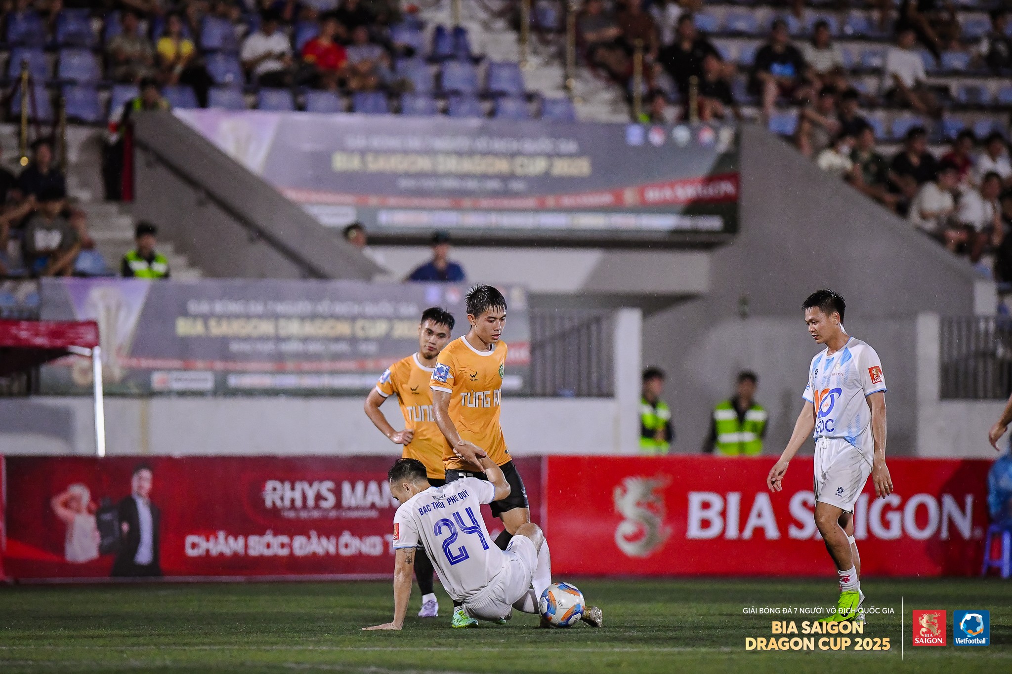Cầu thủ giúp thành viên đội bạn đứng dậy trong khuôn khổ giải đấu Bia Saigon Dragon Cup 2025
