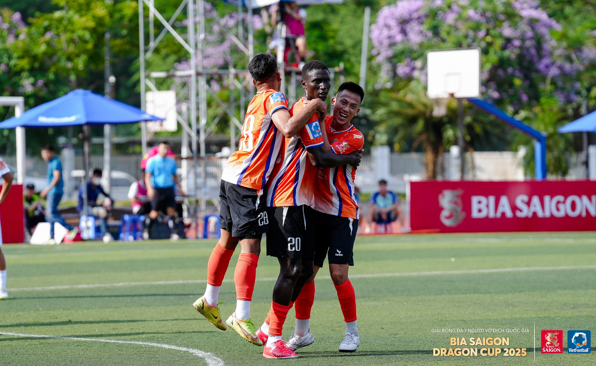 Các cầu thủ ôm nhau ăn mừng trong khuôn khổ giải đấu Bia Saigon Dragon Cup 2025