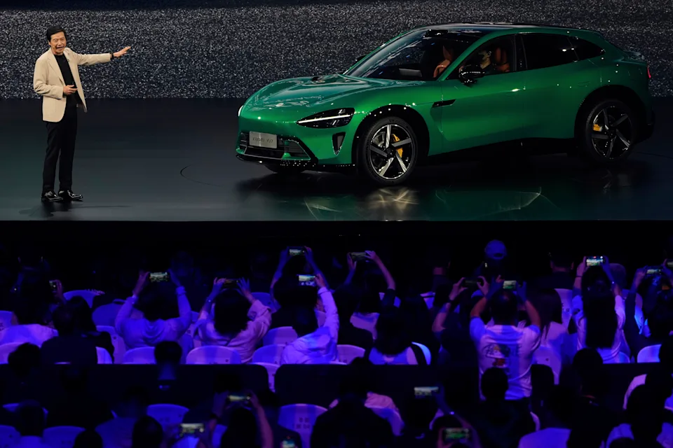 Nhà sáng lập Xiaomi Lei Jun giới thiệu Xiaomi YU7, một chiếc SUV hạng sang hiệu suất cao, tại sự kiện ra mắt được tổ chức tại Bắc Kinh
