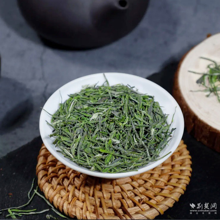 “Chúa nợ” bỏ phố về quê, biến lá cây dại thành “vàng”, thu 27 triệu/kg - 4