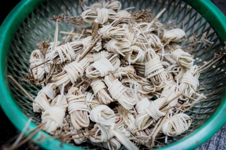 Cỏ dại xưa chỉ để bện dép, nay hóa “báu vật” hơn 1 triệu/kg - 4