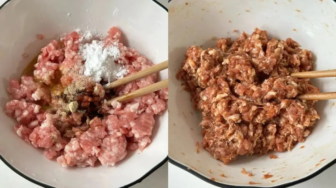 Cho thịt băm vào tô cùng với gia vị chuẩn bị sẵn, trộn đến khi thịt có độ kết dính tốt, thêm nước lọc nếu cần, trộn kỹ tới khi thịt dẻo quánh.