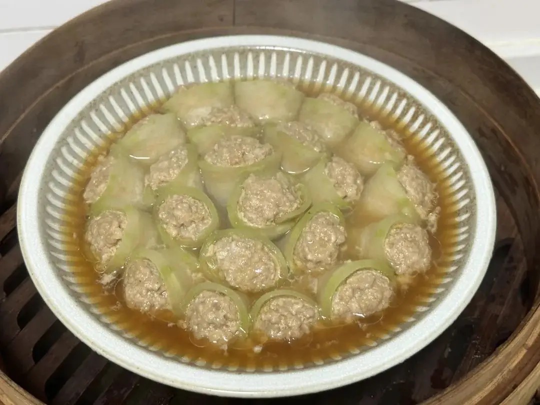 Chắt lấy phần nước bí đao tiết ra, thêm ít một năng để làm nước sốt, thêm nước tương, dầu hào, gia vị nếu muốn đậm đà hơn.