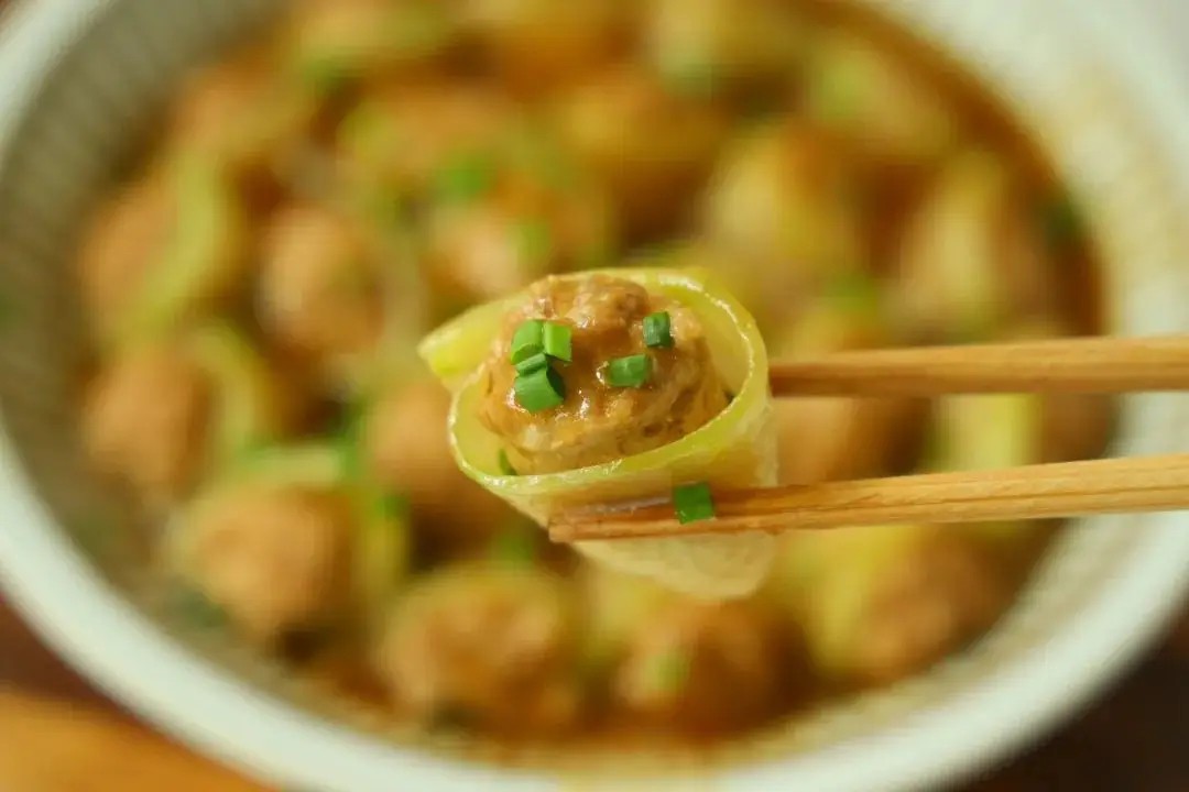 Rưới nước sốt lên đĩa bí đao hấp là hoàn thành.