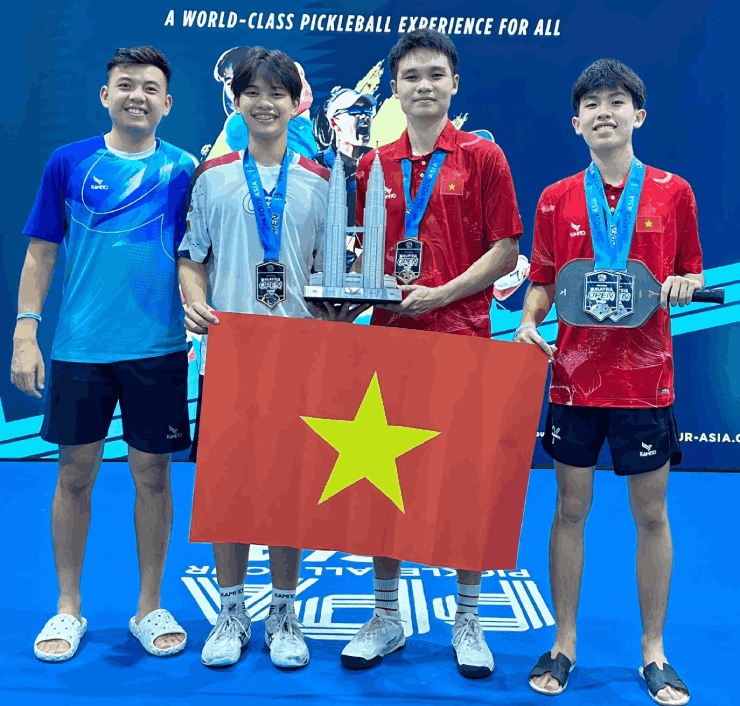 Ngoài Linh Giang, đội tuyển Việt Nam còn vô địch nội dung đôi nam và đơn nam dành cho U18