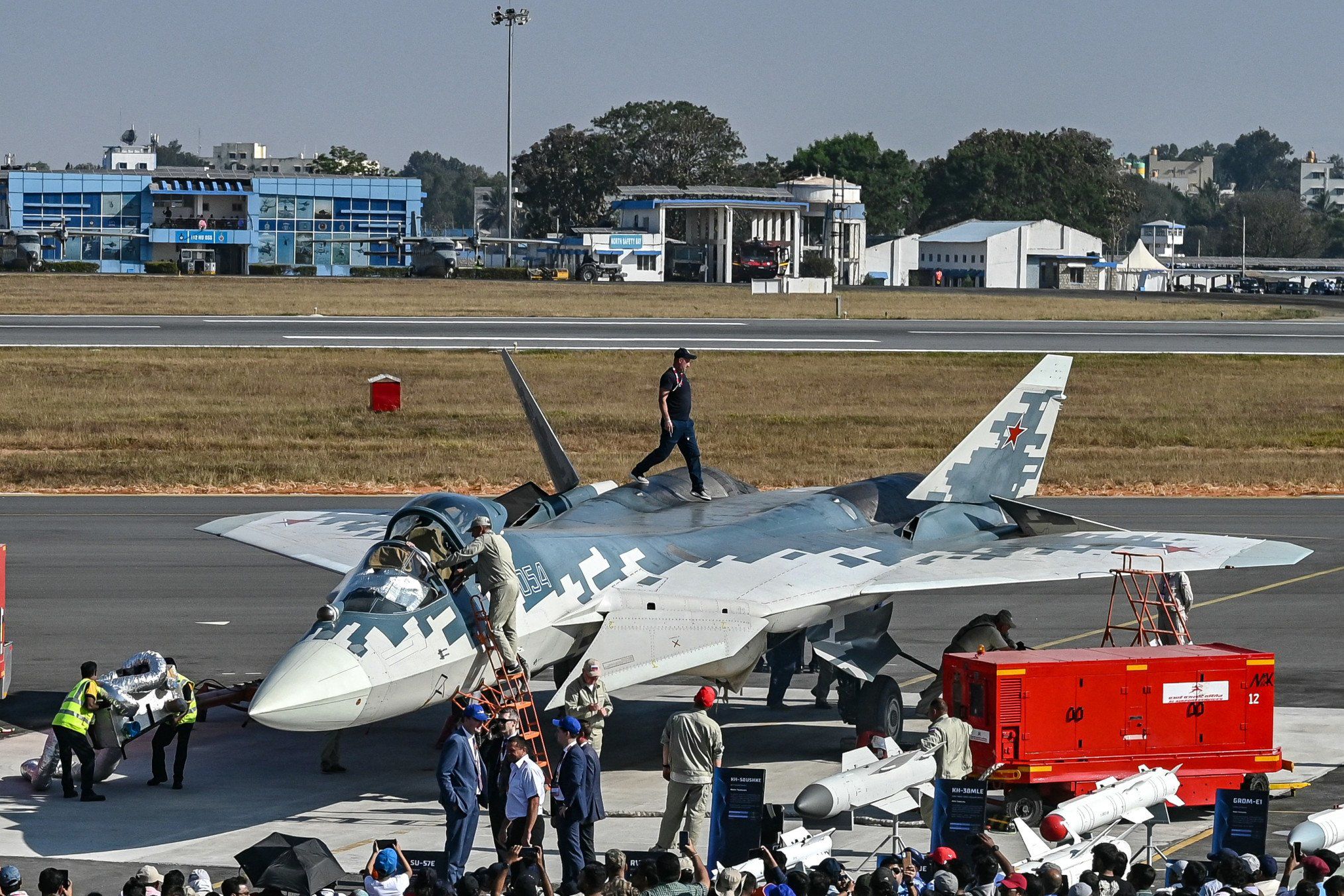 Tiêm kích Su-57 xuất hiện tại triển lãm hàng không ở Ấn Độ vào tháng 2/2025. Ảnh: Getty Images.