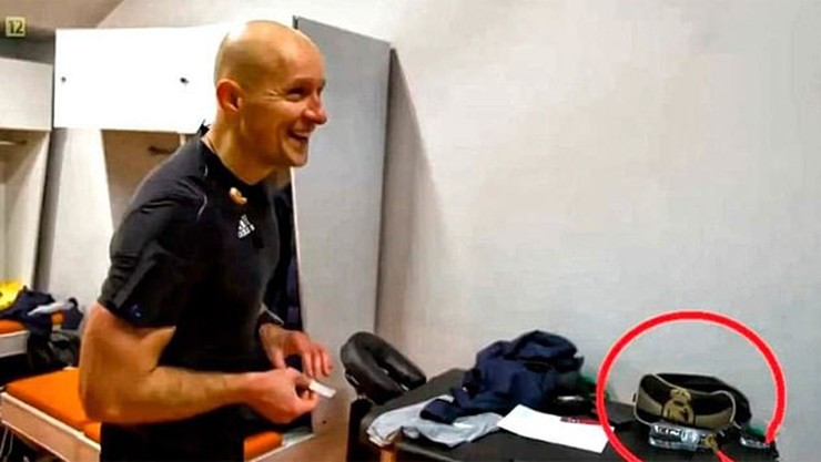 Trọng tài Szymon Marciniak bị phát hiện mang chiếc túi in logo của Real