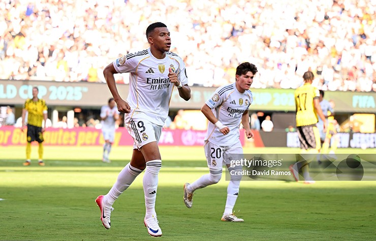 Mbappe ghi bàn thắng vào lưới Dortmund