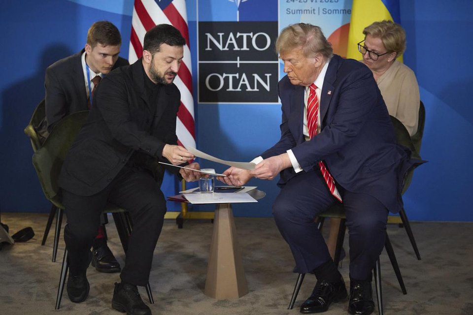 Ông Zelensky và ông Trump gặp nhau tại một hội nghị của NATO (ảnh: EPA)