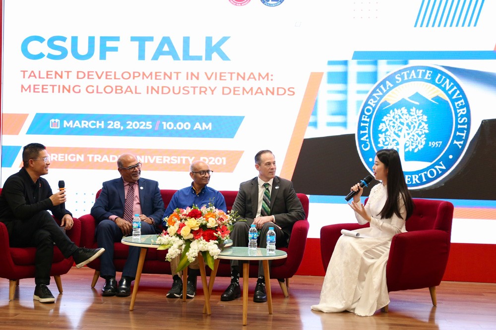 Ánh Thơ làm MC trong chương trình tiếp đón đối tác Mỹ tại trường Đại học Ngoại thương