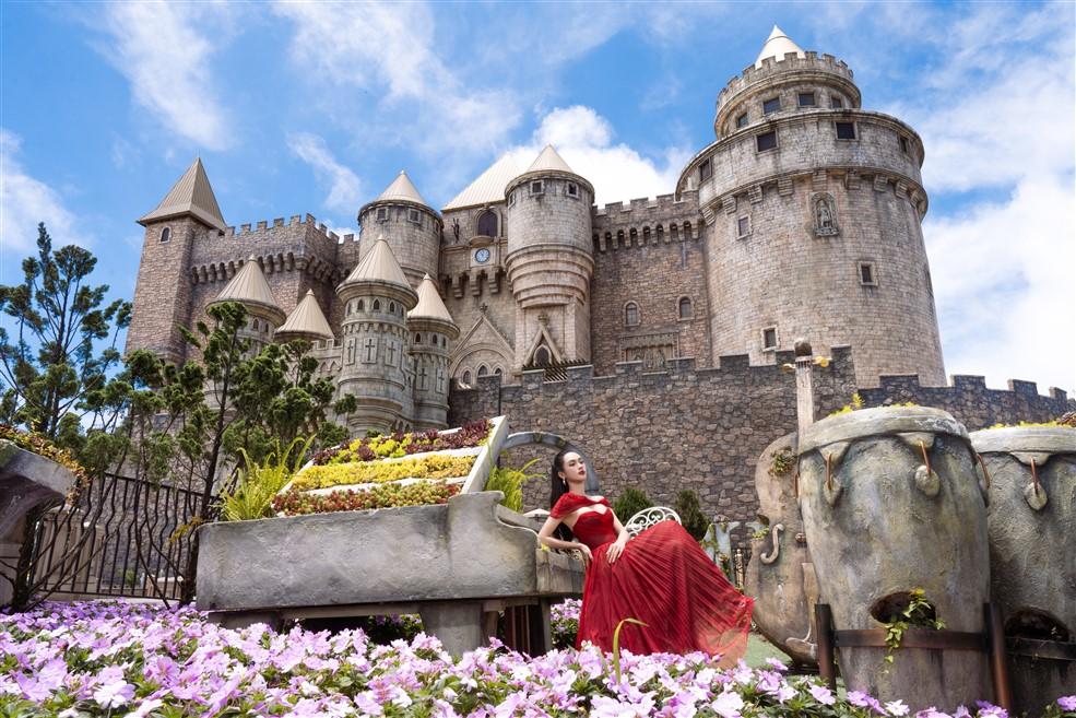 Á hậu 2 Miss Universe 2024 Vũ Thúy Quỳnh chụp ảnh lưu niệm với Lâu đài Mặt trăng