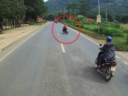 Xe máy - Xe đạp - Clip: Ninja sang đường như chốn không người, tài xế ô tô bẻ lái xuất thần