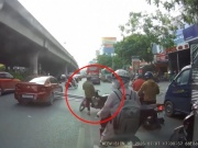 Xe máy - Xe đạp - Clip: Xe máy chở sắt dài va chạm liên hoàn với hai ô tô khiến ai nấy thót tim