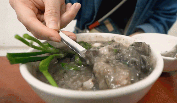 Khách nước ngoài thử món ăn sáng ở Hà Nội, ban đầu sợ, ăn lại nức nở khen ngon - 2