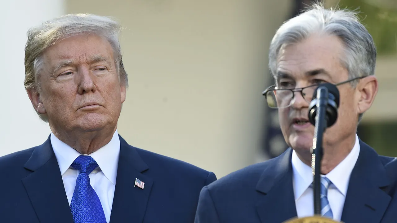 Tổng thống Donald Trump và&nbsp;Chủ tịch Fed Jerome Powell