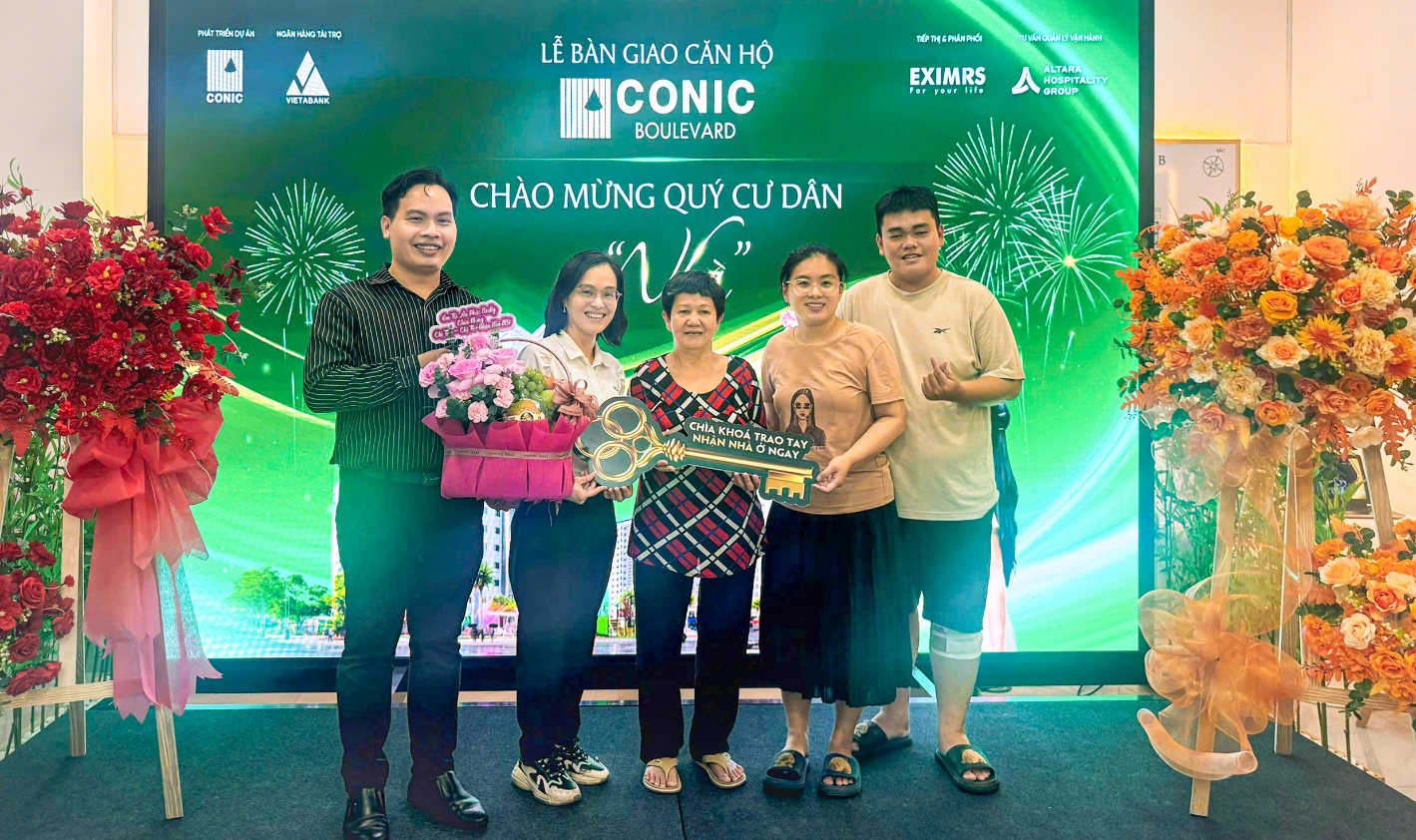Khách hàng nhận nhà tại Conic Boulevard - Ảnh: Conic
