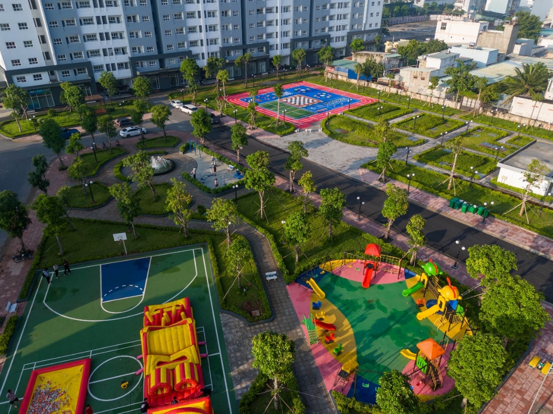 Mảng xanh trung tâm Conic Boulevard tích hợp sân thể thao, sân đa năng và khu vui chơi thiếu nhi. Ảnh: Conic