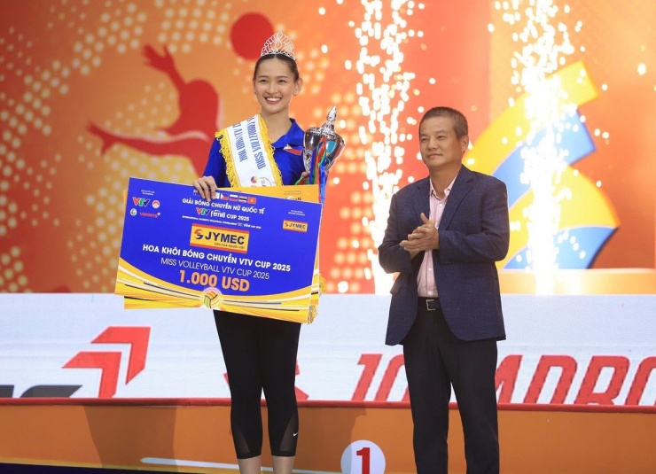 Vượt qua nhiều đối thủ mạnh, tay đập bóng chuyền tuyển Philippines Leila Jane Cruz đoạt danh hiệu Hoa khôi VTV Cup 2025.