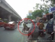 Clip: Xe máy chở sắt dài va chạm liên hoàn với hai ô tô khiến ai nấy thót tim