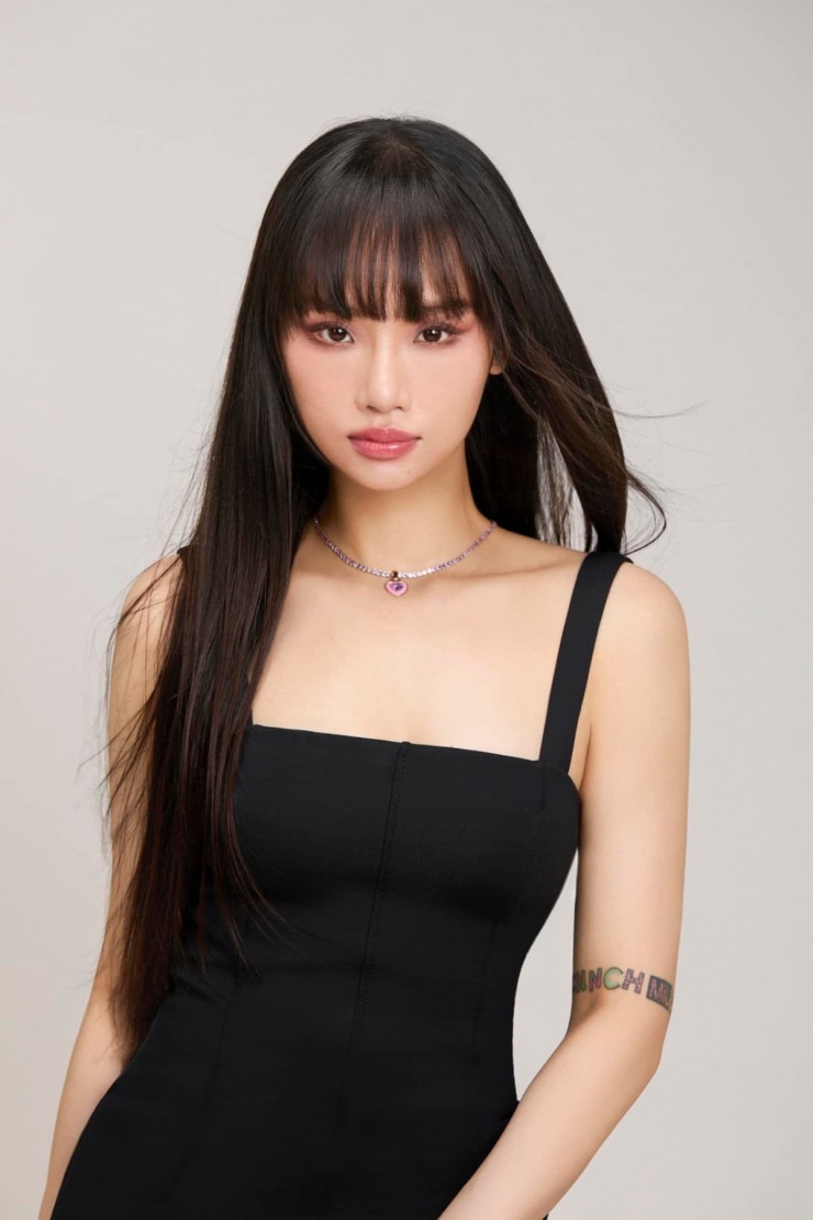 Trước khi thi hát, cô có gần 15 năm hoạt động trong làng nhạc với nhiều ca khúc được yêu thích như: Yêu một người có lẽ, Giá như cô ấy chưa xuất hiện, Còn thương thì không để em khóc.