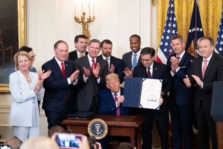 Tổng thống Donald Trump phát biểu tại buổi lễ ký dự luật hỗ trợ ngành công nghiệp ô tô và nhiên liệu. Ảnh: White House