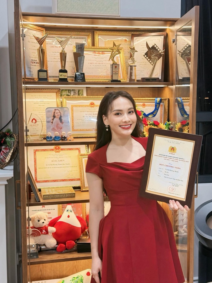 Bảo Thanh bổ sung giải thưởng mới vào BST. Ảnh: FBNV&nbsp;