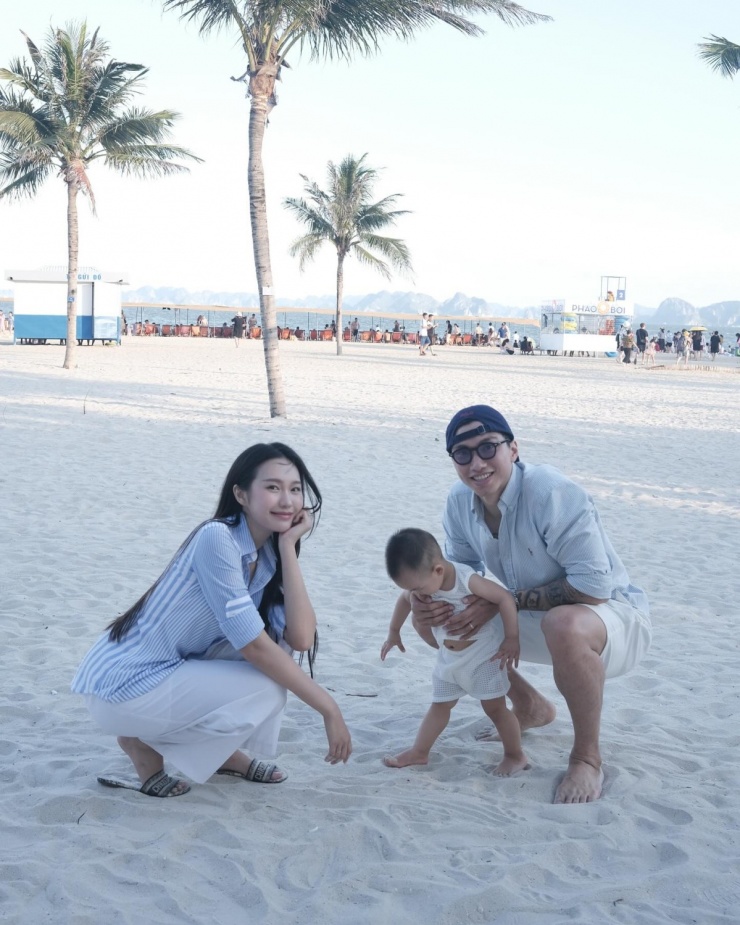 Gia đình Đoàn Văn Hậu, Doãn Hải My vừa có chuyến nghỉ dưỡng ngắn ngày ở biển Hạ Long. Cặp sao ghi lại những khoảnh khắc vui đùa cùng con trai trên bãi biển với trang phục ton sur ton cả nhà.